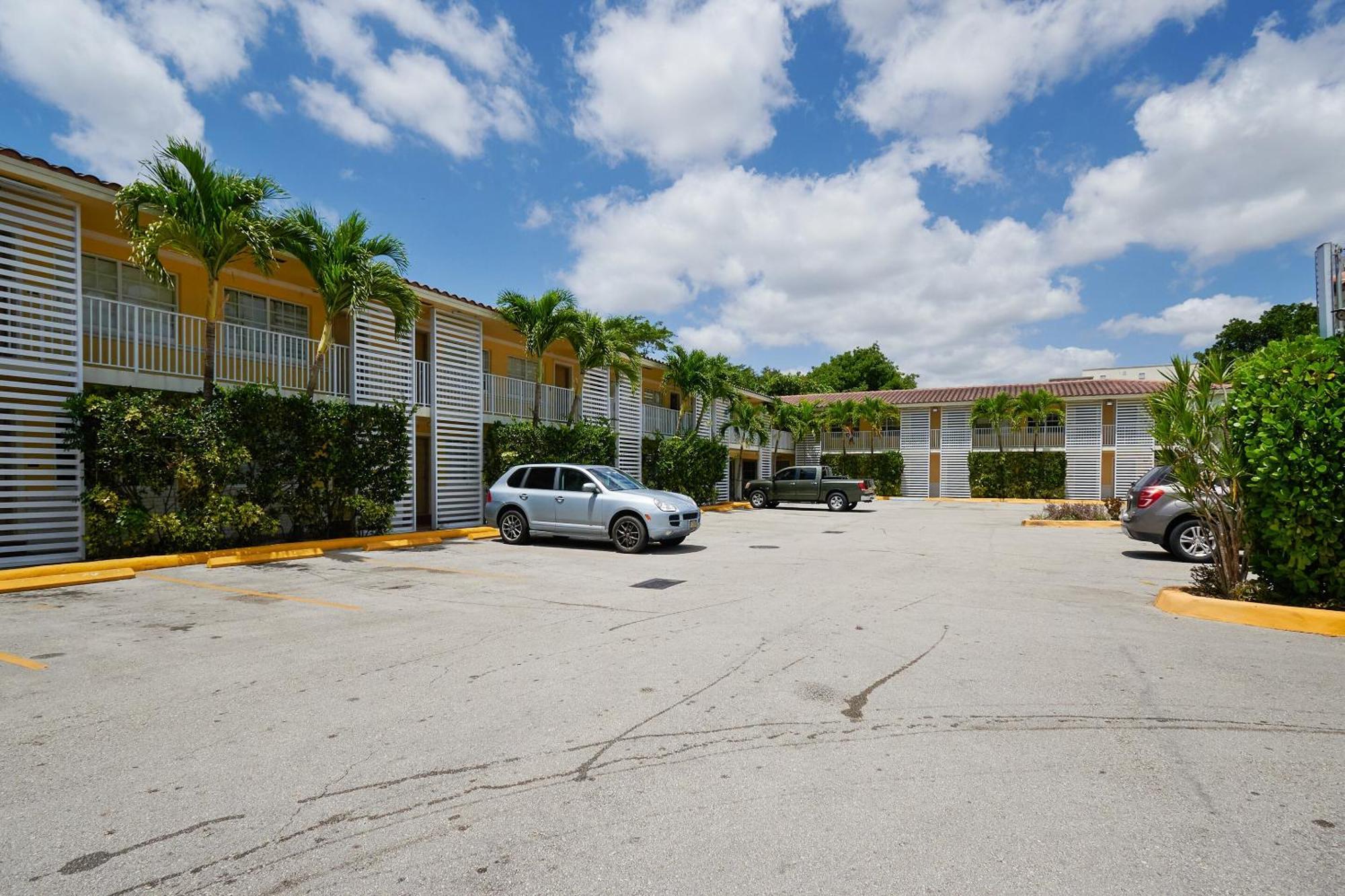 Oyo Hotel Coral Gables - Miami Airport Екстер'єр фото